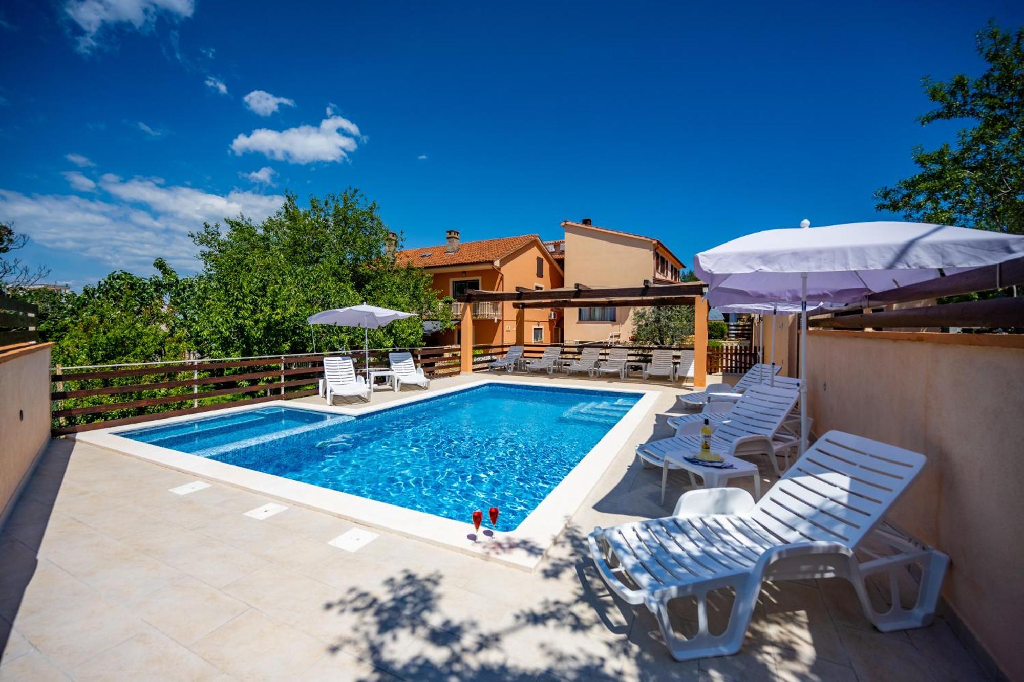 E-M Apartments With Private Pool Vinkuran Buitenkant foto