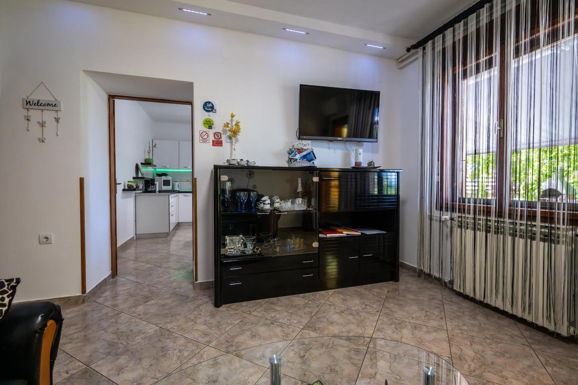 E-M Apartments With Private Pool Vinkuran Buitenkant foto