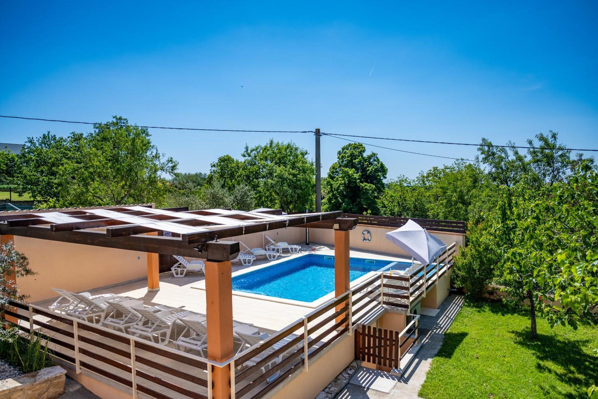 E-M Apartments With Private Pool Vinkuran Buitenkant foto