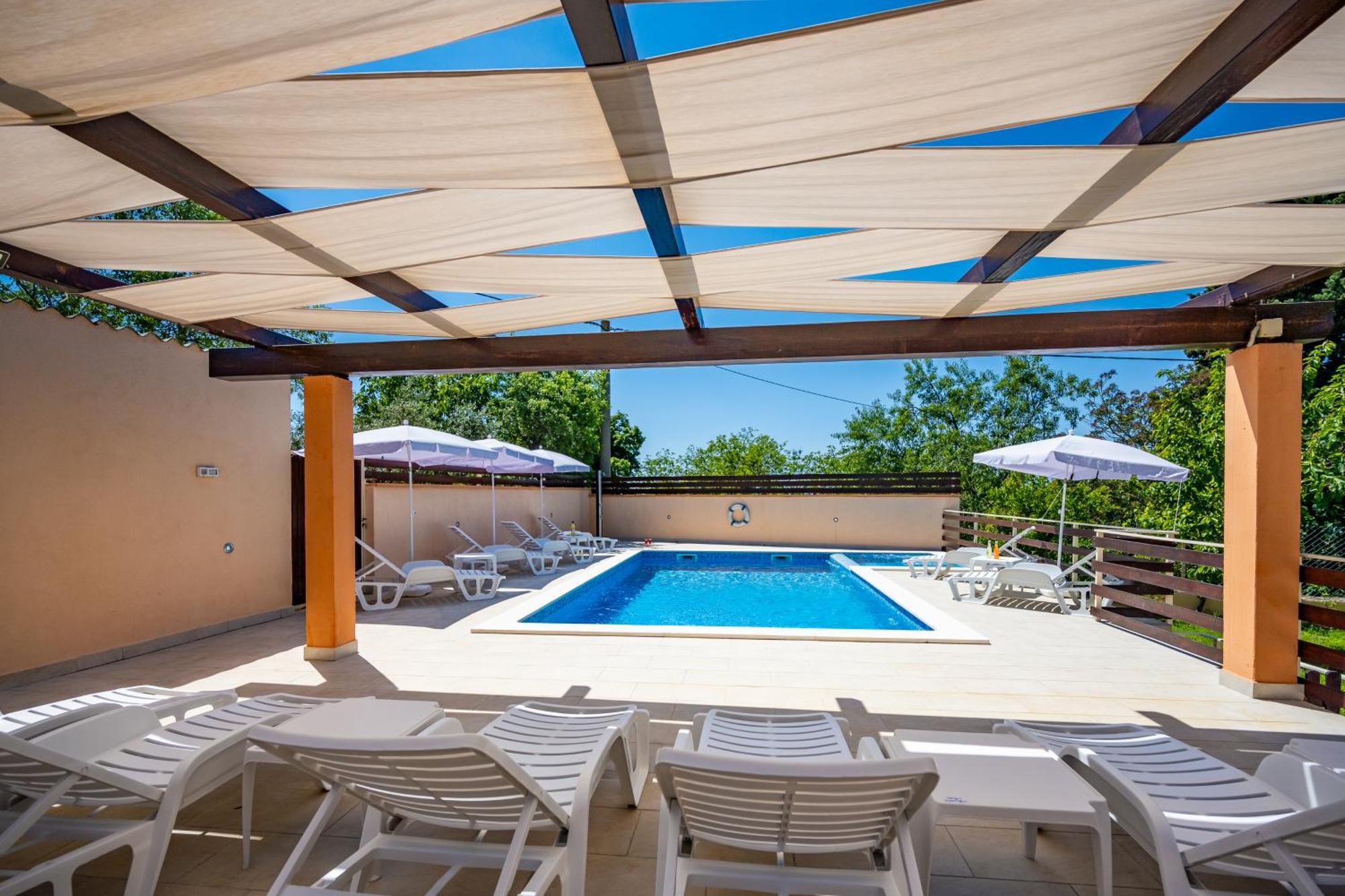 E-M Apartments With Private Pool Vinkuran Buitenkant foto