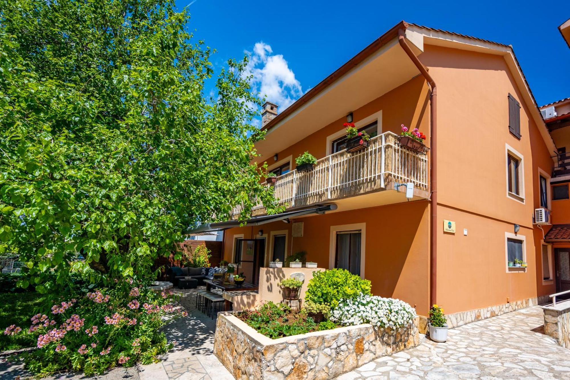 E-M Apartments With Private Pool Vinkuran Buitenkant foto