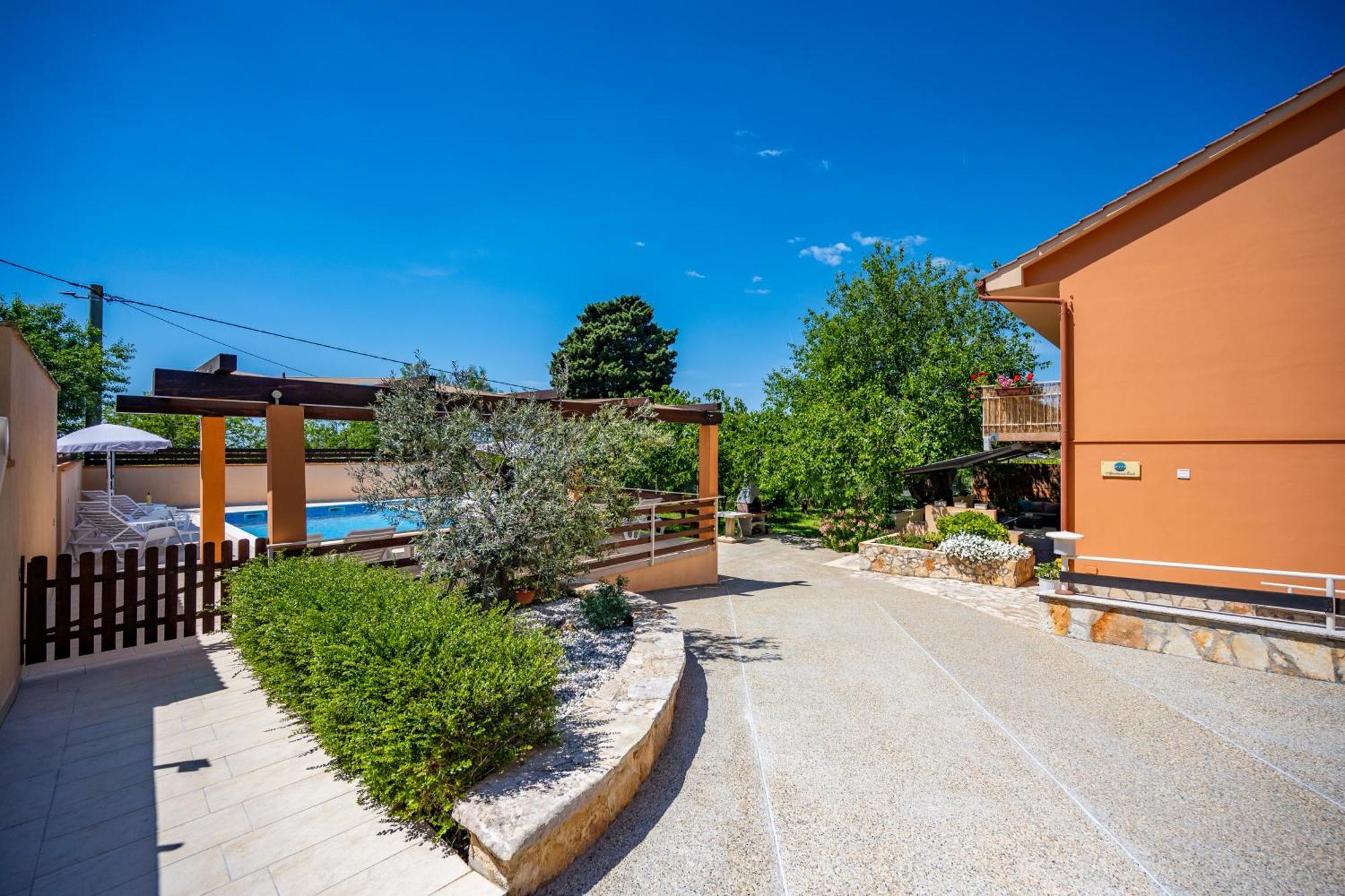 E-M Apartments With Private Pool Vinkuran Buitenkant foto