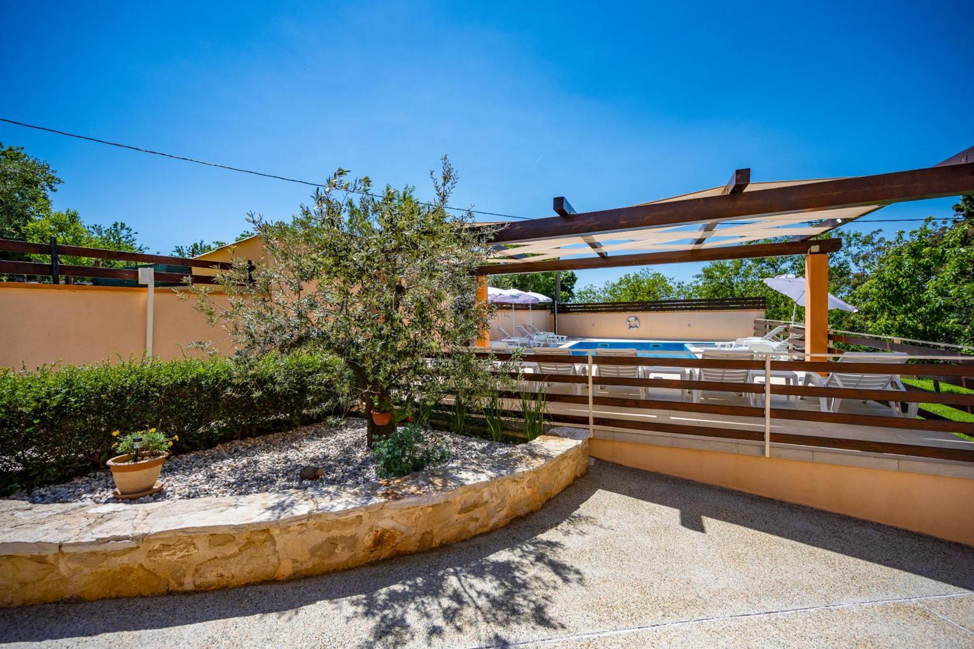 E-M Apartments With Private Pool Vinkuran Buitenkant foto