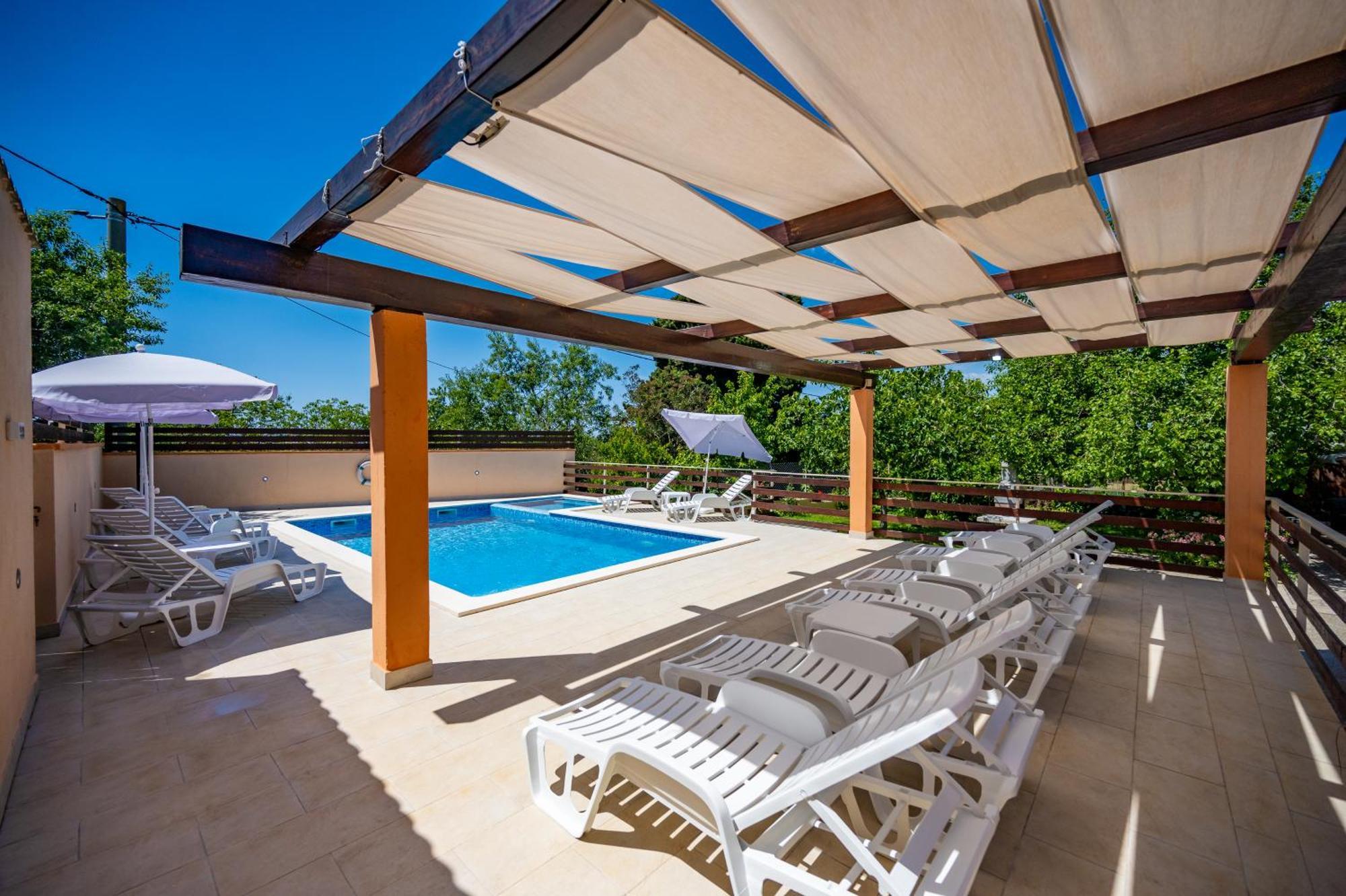 E-M Apartments With Private Pool Vinkuran Buitenkant foto